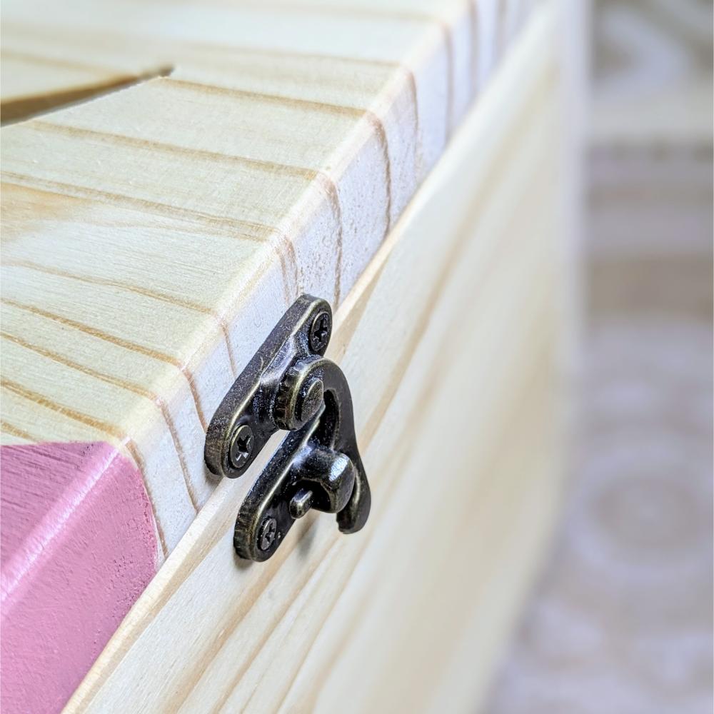 urne-évènements-mariage-bois-fleurs-séchées-personnalisé-décoration-artisanal Charnière sur un coffre en bois clair.