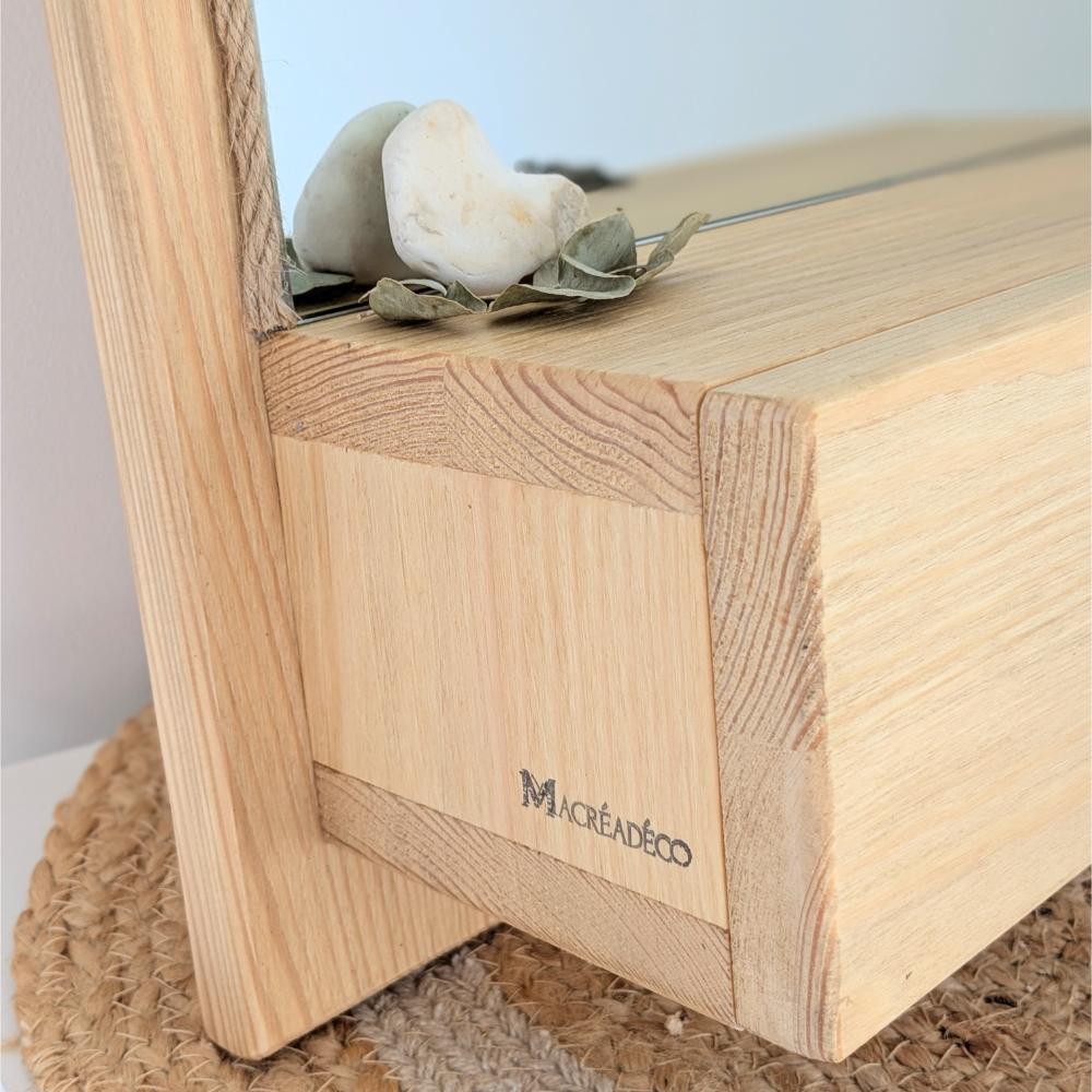 miroir-tiroir-bois-brosse Coin de meuble en bois avec galets.