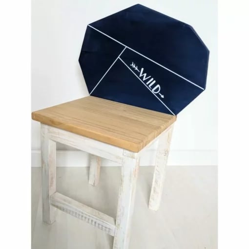 Chaise bois design avec dossier bleu géométrique.