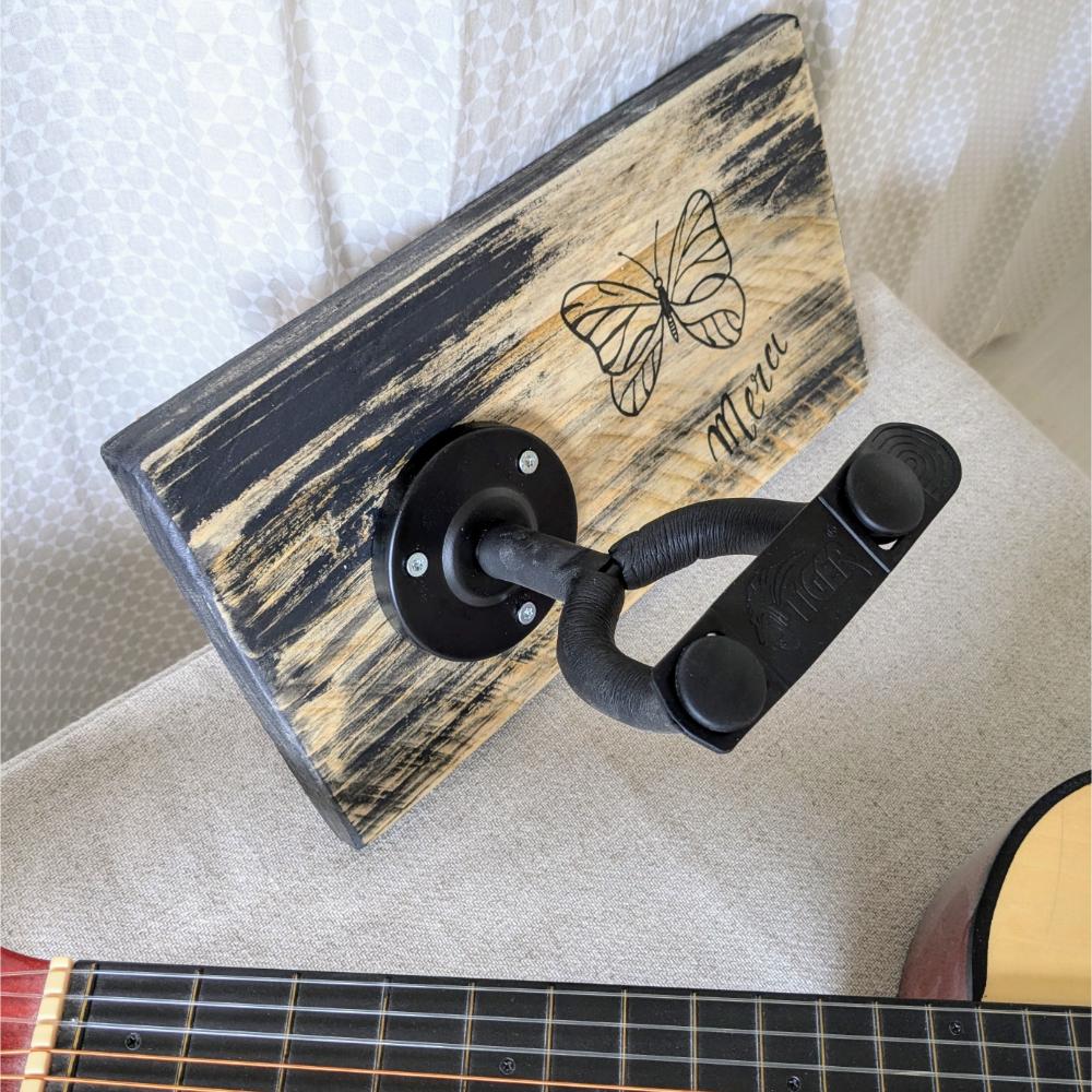 support-guitare-mural-insutriel-cadeau-bois-personnalisé-artisanal Support mural en bois pour guitare, décoré papillon.