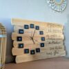 horloge-murale-bois-décoration-carre-noir-personnalisé-citation-artisanal Horloge murale en bois avec une citation inspirante.