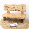 déco-mini-banc-verres-bois-personnalise-cadeau-anniversaire Banc en bois avec message d'amour personnalisé.