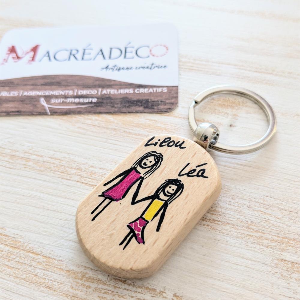 porte-clé-clef-bois-cadeau-personnalisé-artisanal Porte-clés en bois avec dessin deux filles.