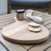 planche-apéro-decoupe-guitare-bois-artisanal Planche à découper avec pain et pot de pâte