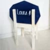 chaise-enfant-artisanal-personnalisé-bois-enfant-chambre-meuble Chaise bois design avec dossier bleu géométrique.