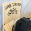 support-rangement-casque-equipement-moto-bois-artisanal Support mural Harley-Davidson avec casque moto.