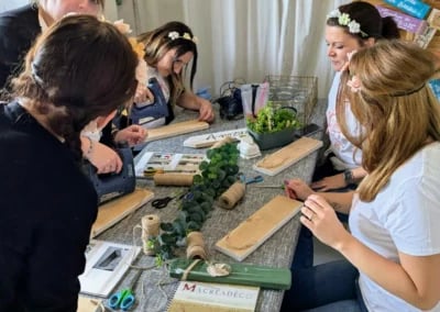 Atelier de bricolage avec des femmes créatives.