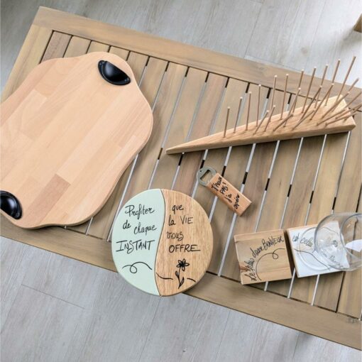Articles en bois avec citations inspirantes.