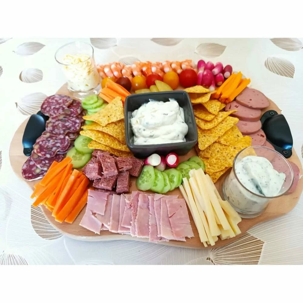 plateau-apero-dinatoire-original-bois-service Planche apéritive avec charcuterie, légumes et sauces.