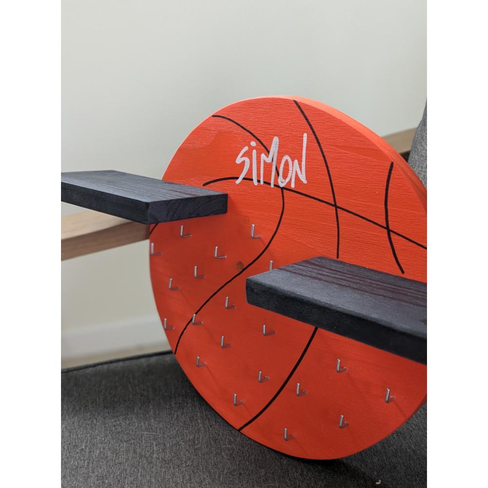 étagère-murale-bois-basket-chambre-garcon-personnalisé-prénom Porte-casquette en forme de ballon de basket.