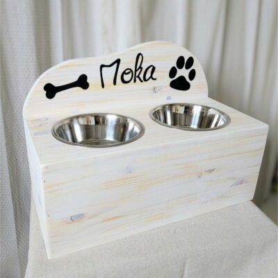 Support gamelle double pour chien en bois clair.