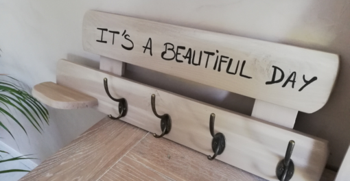 atelier-creatif-showroom-porte-manteaux-patères-bois-personnalisé
