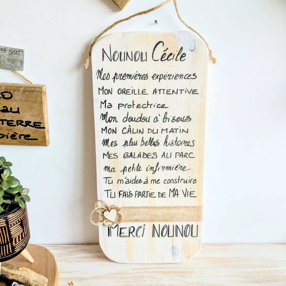 PXL_20250723_105135023~2 Planche de bois avec texte hommage pour nounou.