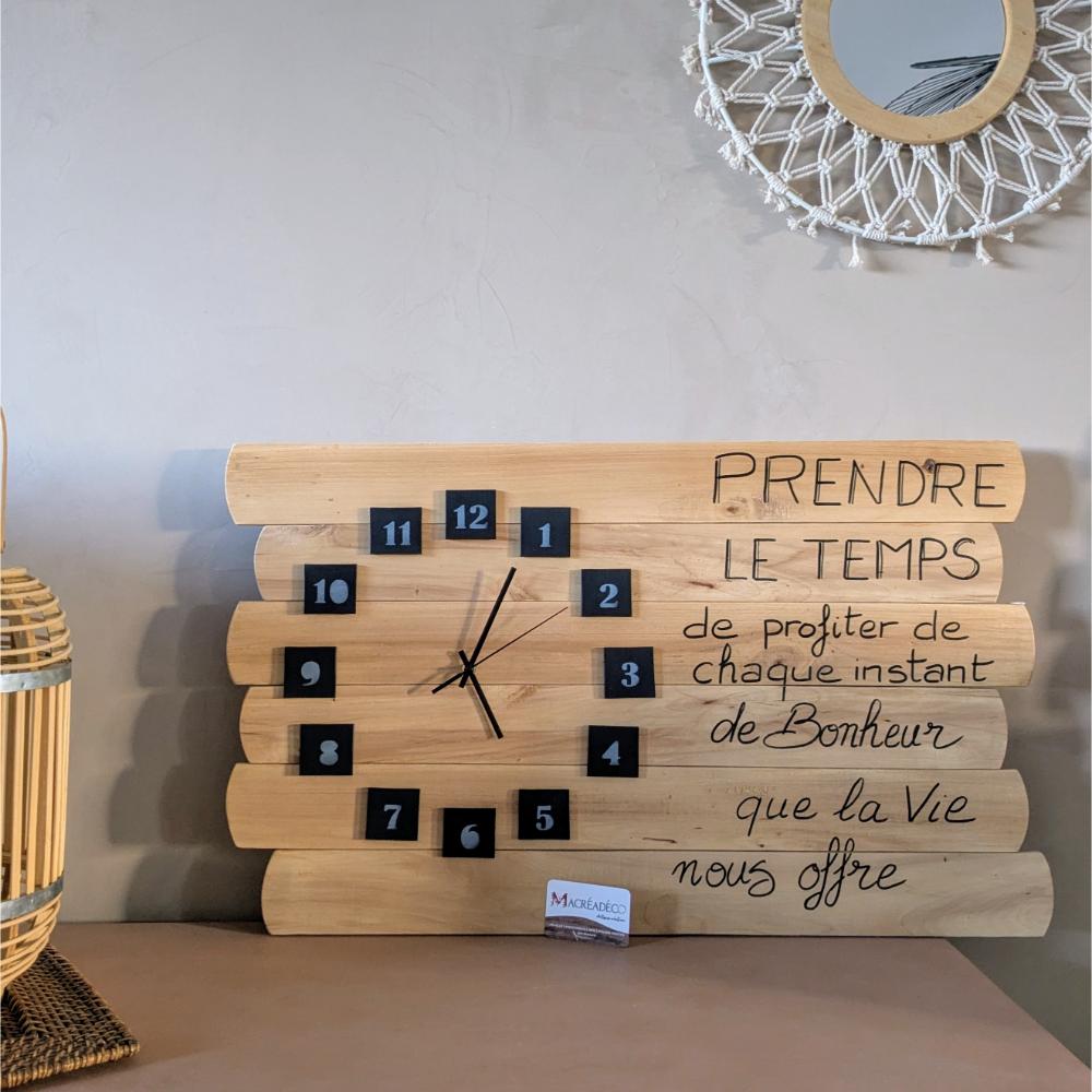 horloge-murale-bois-décoration-carre-noir-personnalisé-citation-artisanal Horloge murale avec citation inspirante.