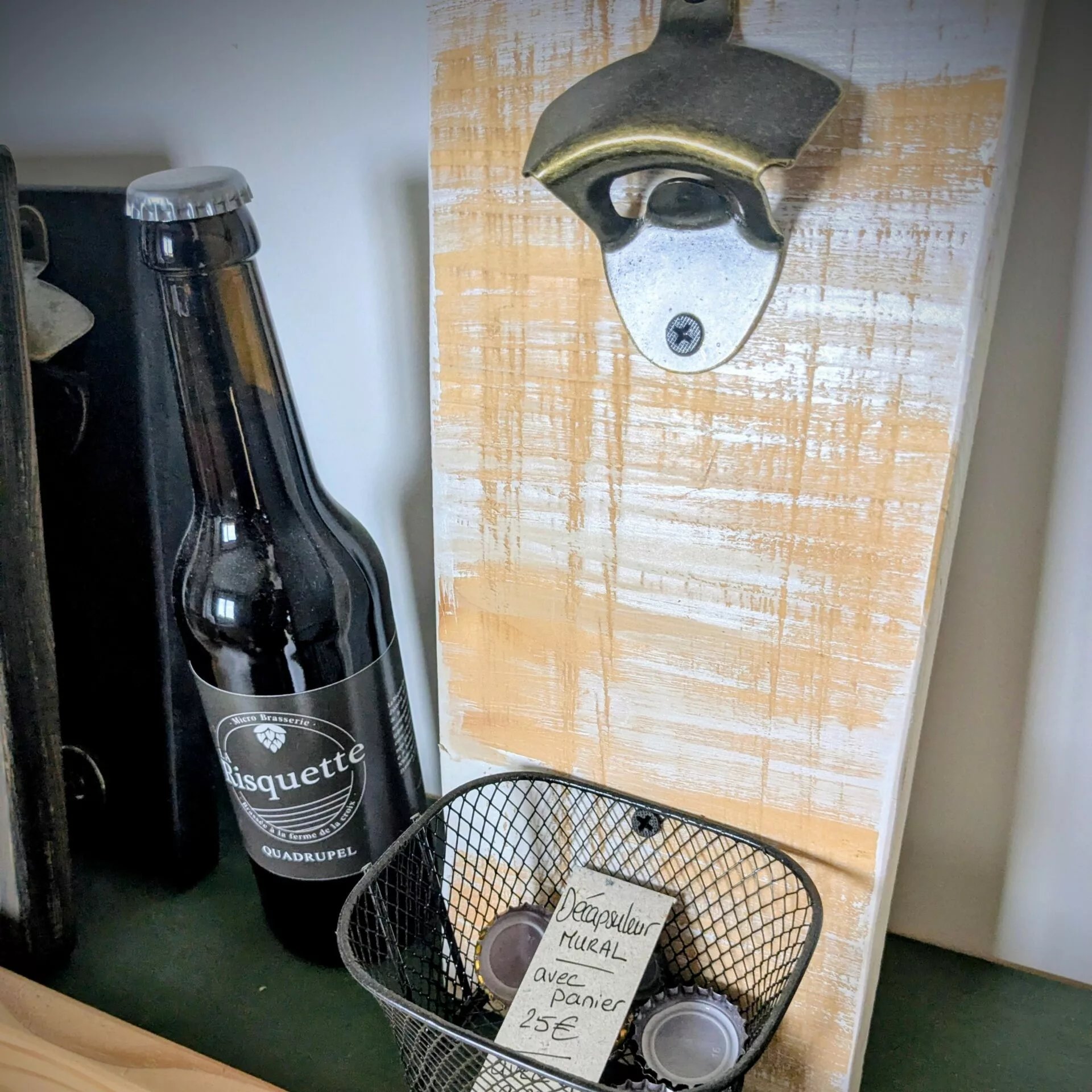 decapsuleur-bois-mural-artisanal-bac-recuperation Décapsuleur mural avec panier.