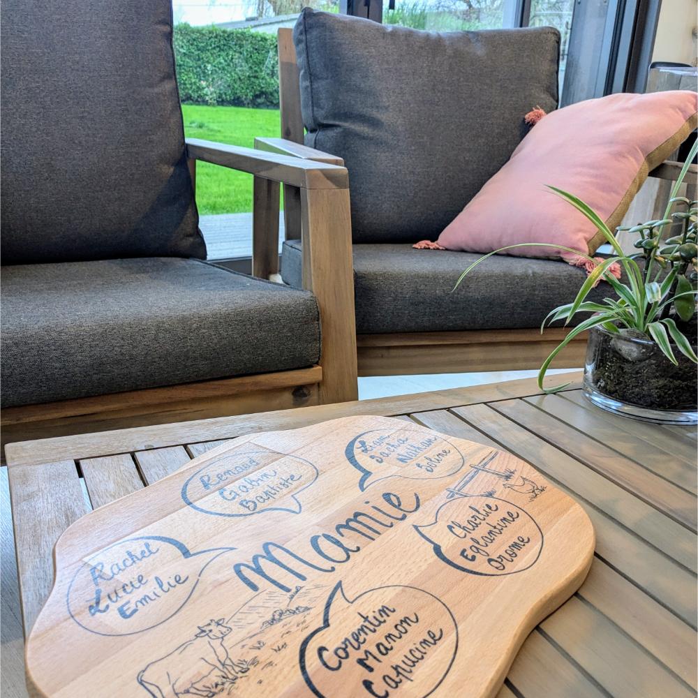 planche-plateau-bois-biface-apéro-personnalisé-artisanal-aperitif Table basse avec planche gravée et coussins.