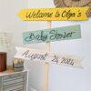 panneau-directionnel-flèche-direction-baby-shower-bois-personnalisé-artisanal Panneaux de naissance avec date du 24 août.