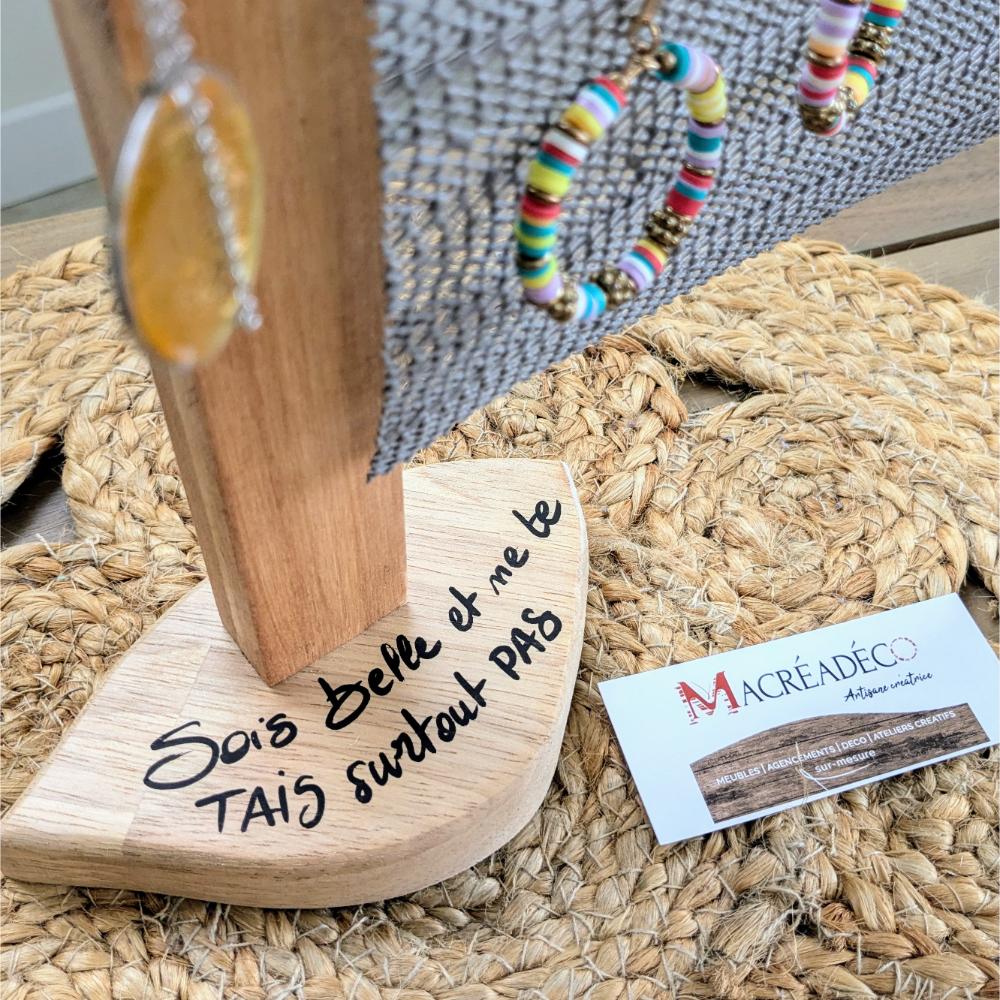 présentoir-support-bijoux-pose-bois-personnalisé-artisanal-cadeau Support bois avec citation inspirante et carte d'entreprise.
