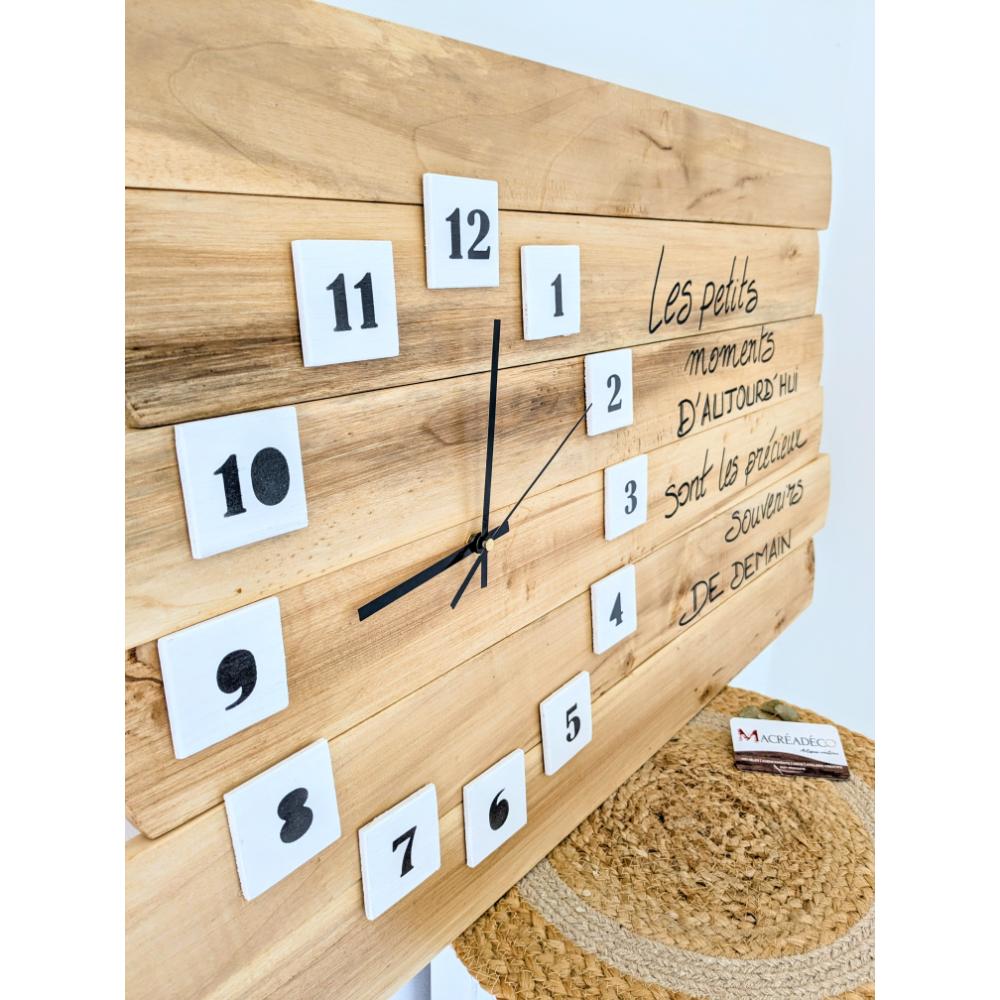 horloge-murale-bois-décoration-carre-vert-personnalisé-citation-artisanal Horloge murale en bois avec message inspirant.