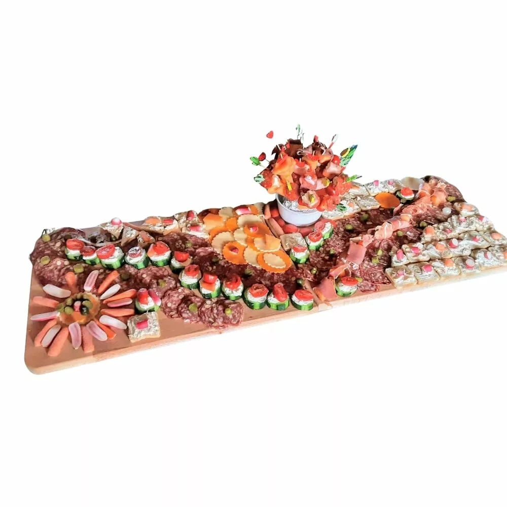 Table de buffet avec diverses bouchées apéritives.