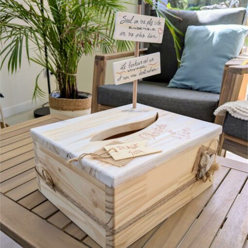 Boîte en bois décorée sur table de salon.
