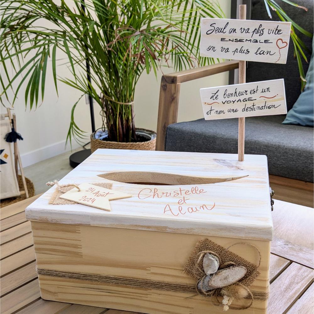 urne-évènements-mariage-bois-fleurs-séchées-personnalisé-décoration-artisanal Boîte en bois avec inscriptions de mariage.