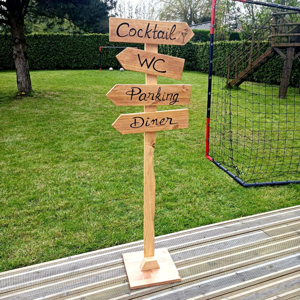 panneau-bois-directionnel-direction-evenement-personnalisé-artisanal panneau-bois-directionnel-direction-evenement-personnalisé-artisanal