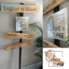 panneau-directionnel-bois-voyages-souvenirs-cadeaux -deco (2) panneau-directionnel-flèche-direction-évènement-bois-interieur-extérieur-personnalisé-artisanal-mariage-commerce