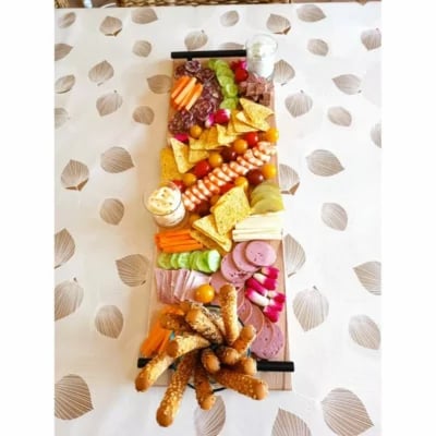 Plateau de charcuterie avec légumes et sauces.