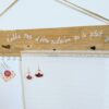 présentoir-support-bijoux-mural-bois-personnalisé-artisanal-cadeau Panneau bois avec citation motivante.