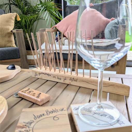 Décoration de table avec verre et piques en bois.