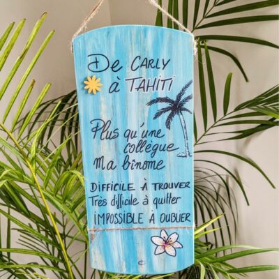 Plaque en bois avec citation Tahiti, plantes vertes.