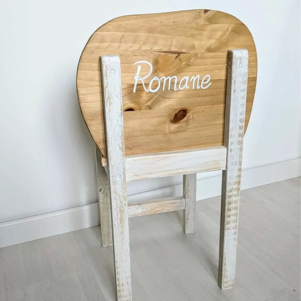 chaise-enfant-artisanal-personnalisé-bois-enfant-chambre-meuble Petite chaise en bois personnalisée.