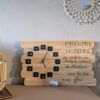 horloge-murale-bois-décoration-carre-noir-personnalisé-citation-artisanal Horloge murale avec citation inspirante.
