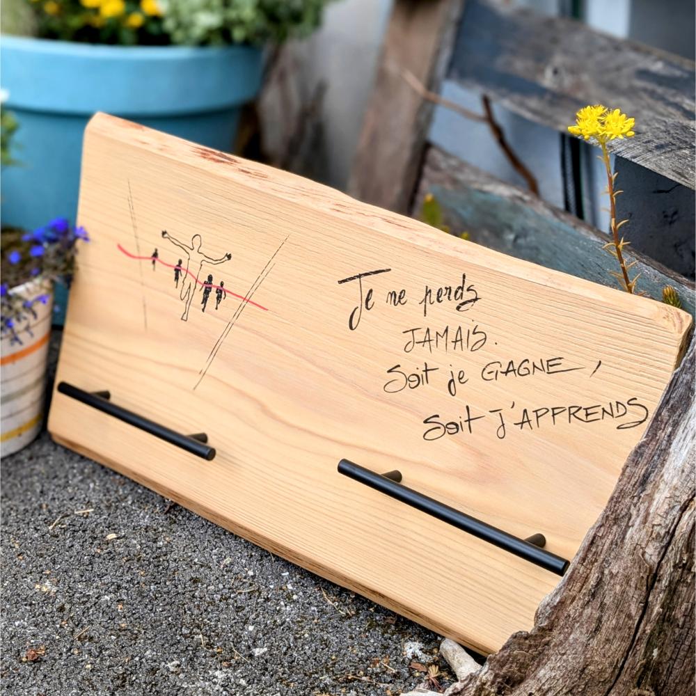 support-presentoir-medaille-sportif-sport-bois-déco-artisanal-personnalisé-cadeau Citation inspiration gravée sur une planche en bois.