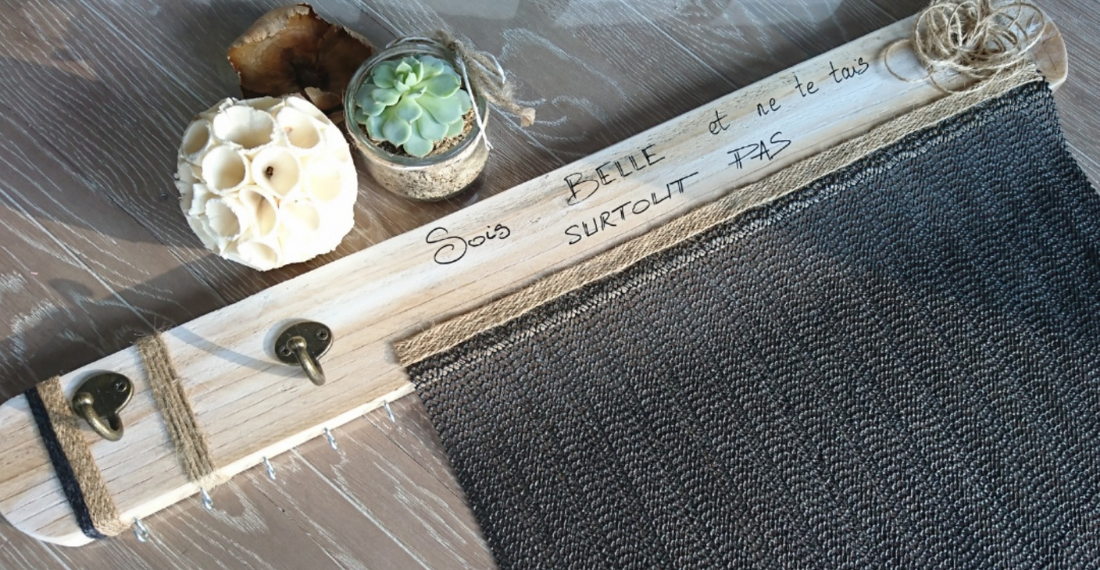 atelier-creatif-showroom-macreadeco-support bijoux présentoir-support-bijoux-mural-miroir-bois-personnalisé-artisanal-cadeau-atelier-creatif