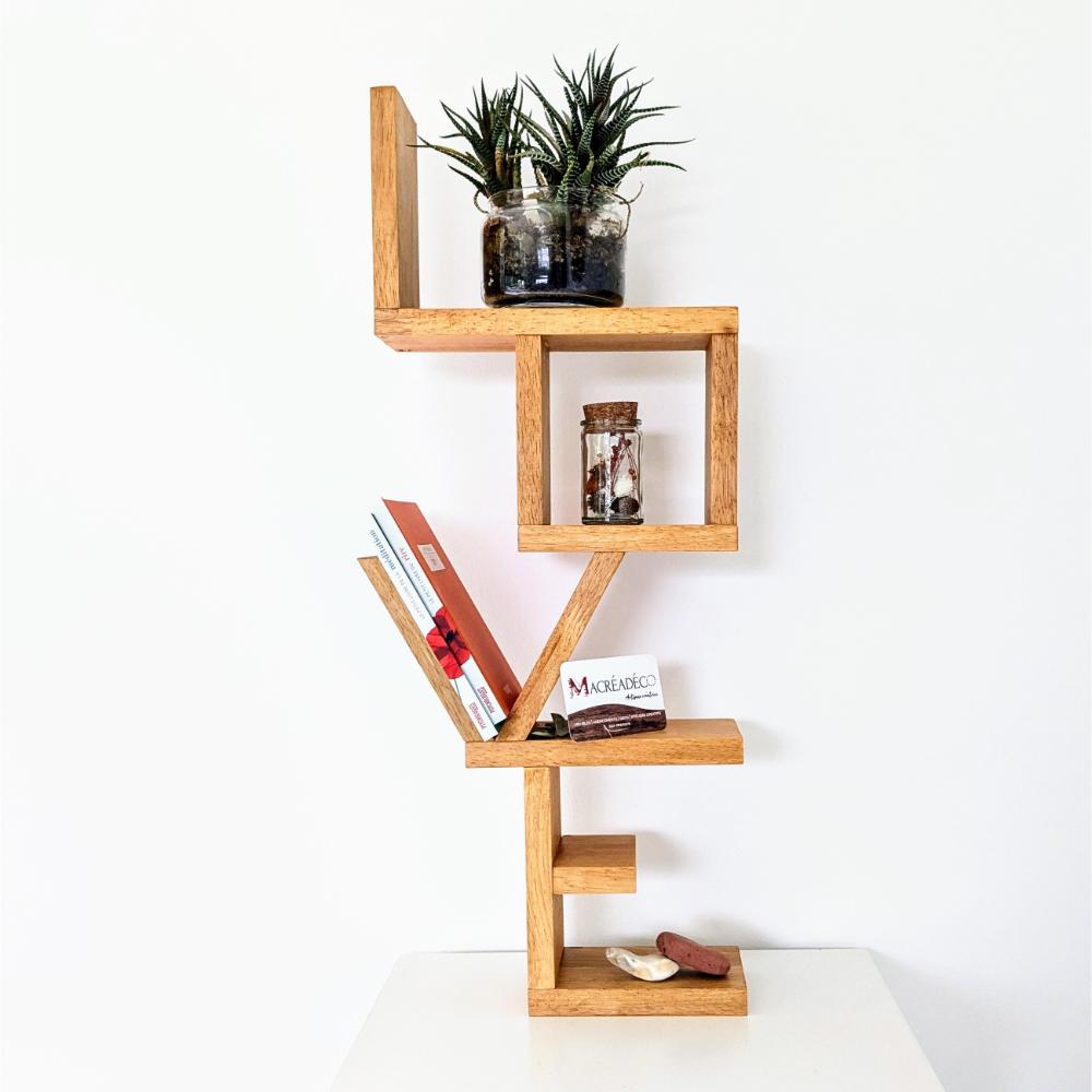 etagere-bois-love-decoration Étagère en bois design avec livres et plantes.
