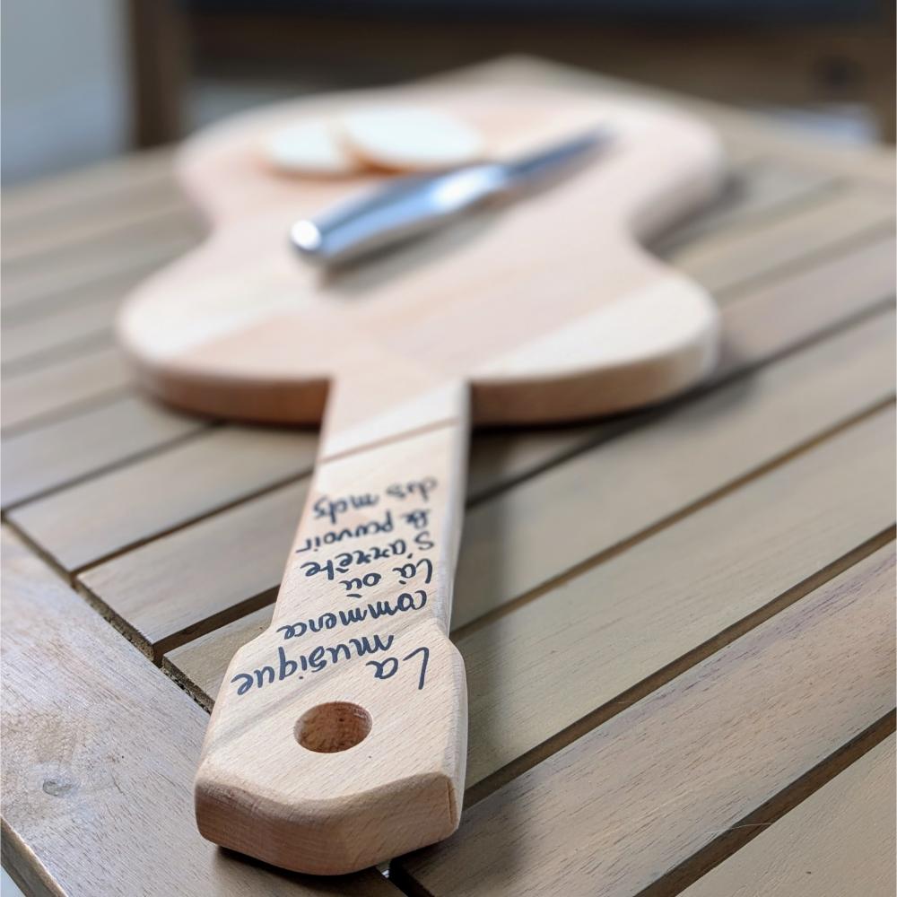 planche-apéro-decoupe-guitare-bois-artisanal Planche à découper en bois avec couteau.