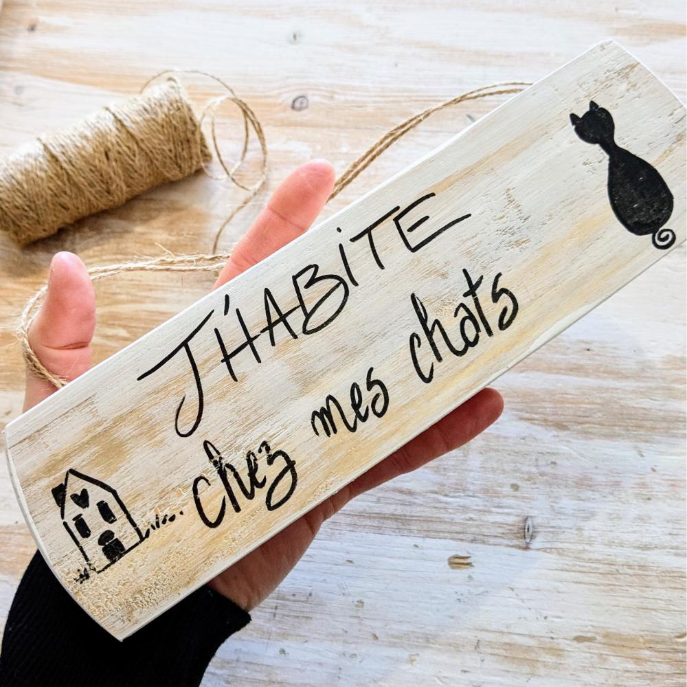 Pancarte humoristique : J'habite chez mes chats.
