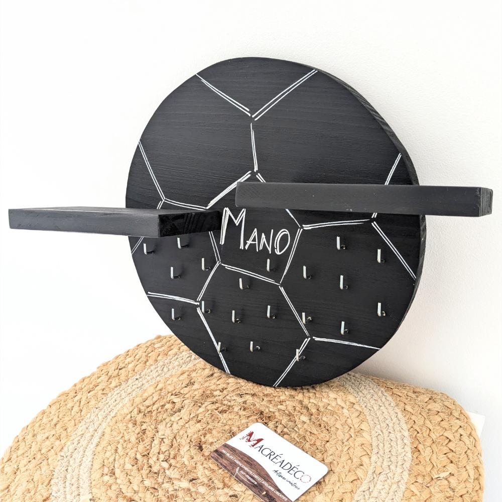 étagère-murale-bois-foot-personnalisé-prénom Étagère murale hexagonale noire avec crochets.