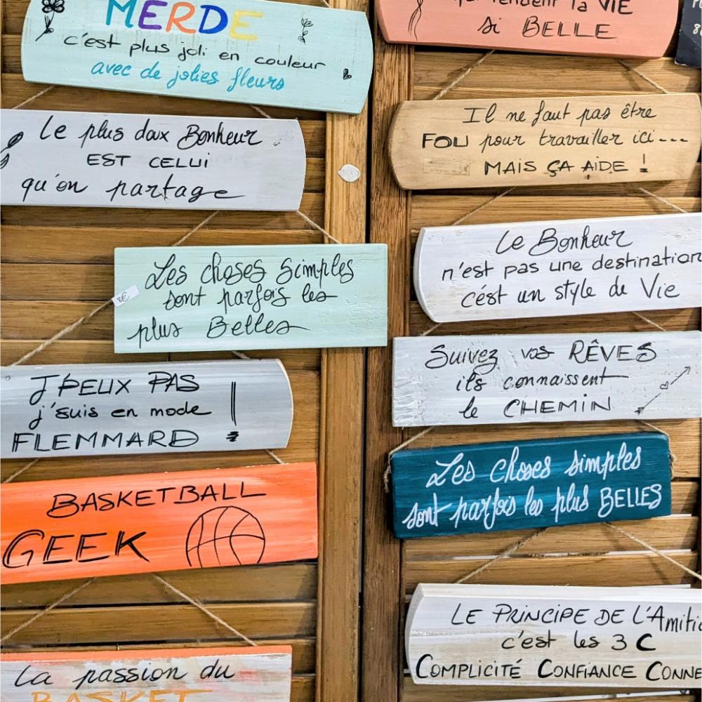 Panneaux avec citations inspirantes accrochés au mur.