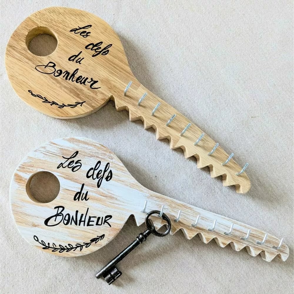 PXL_20251129_101416584~2 Deux grandes clés en bois "Les clefs du Bonheur