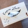 boite-distributeur-sur-boite-mouchoirs-décoration-cadeau-bois-personnalisé-artisanal boite-distributeur-sur-boite-mouchoirs-décoration-cadeau-bois-personnalisé-artisanal
