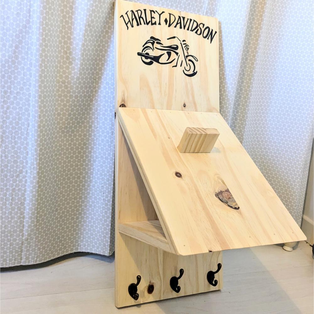 support-rangement-casque-equipement-moto-bois-artisanal Support en bois personnalisé Harley-Davidson avec crochets.