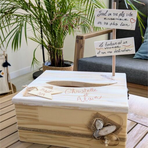 Boîte en bois avec inscriptions de mariage.