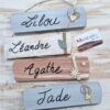 pancarte-plaque-prenom-personnage-cadeau-bois-personnalisé-artisanal Plaques bois personnalisées avec prénoms : Lilou, Léandre, Agathe, Jade.