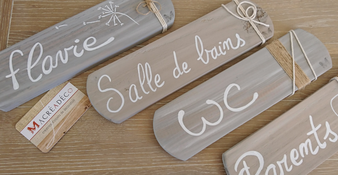 atelier-creatif-showroom-macreadeco-4 plaques de porte pancarte-plaque-panneau-décoration-maison-cadeau-bois-personnalisé-artisanal-pièce