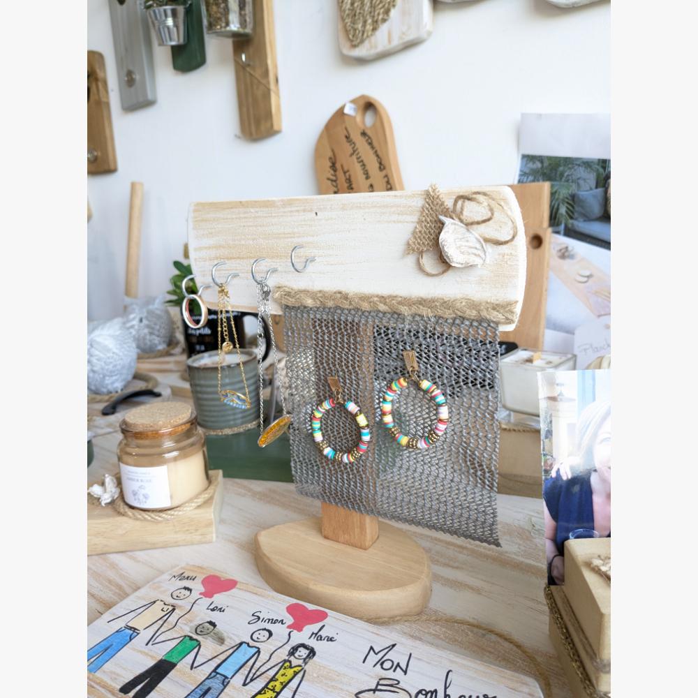 présentoir-support-bijoux-pose-bois-personnalisé-artisanal-cadeau Présentoir bois avec boucles d'oreilles colorées.