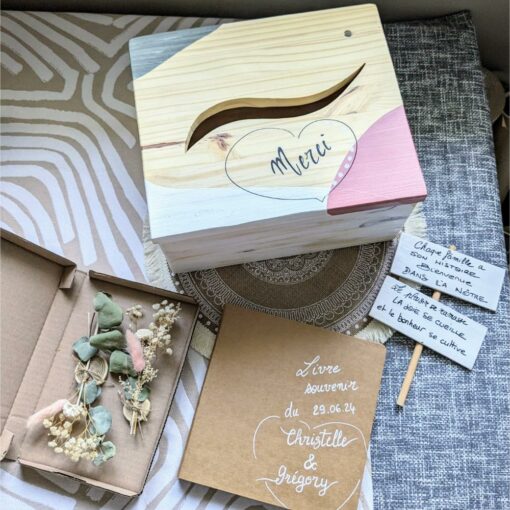 Coffret souvenir avec fleurs séchées et pancartes personnalisées.