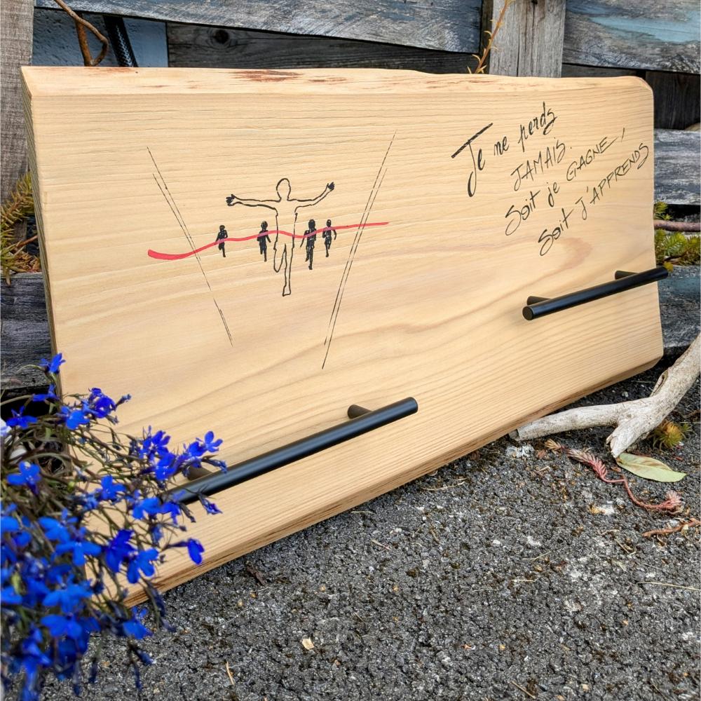 support-presentoir-medaille-sportif-sport-bois-déco-artisanal-personnalisé-cadeau Planche bois citation motivation athlète.